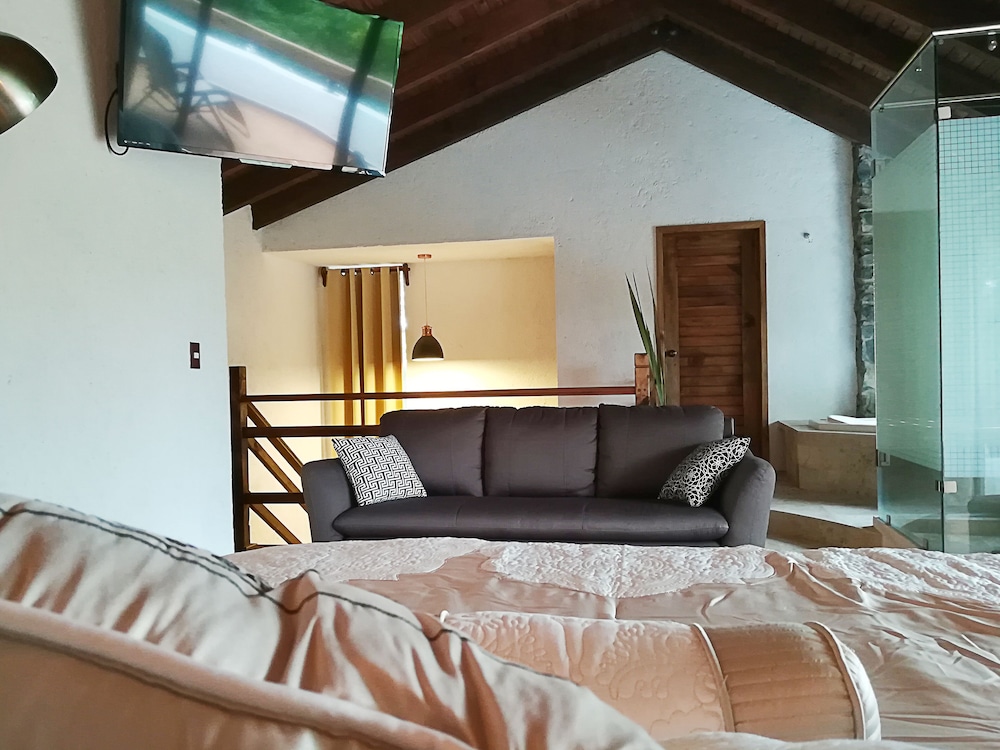 Romantic Cottage, 1 Bedroom, Hot Tub, Mountain View photo 1