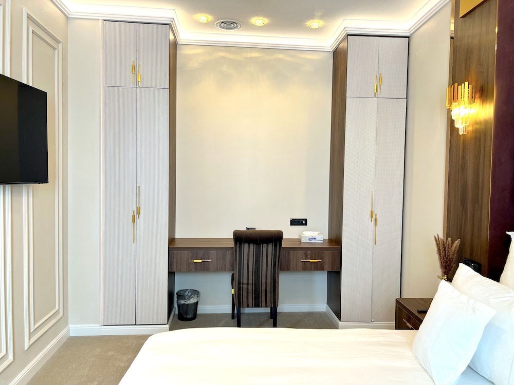 Business Suite, 1 King Bed with Sofa bed, Ensuite photo 2