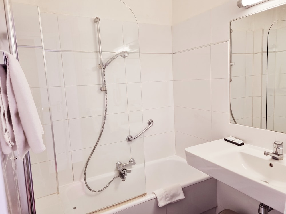 Standard Double or Twin Room, Accessible, City View (STVV) - Photo 9