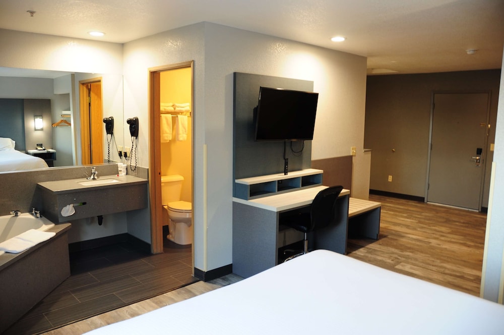 Suite, Multiple Beds, Non Smoking, Jetted Tub - Photo 4