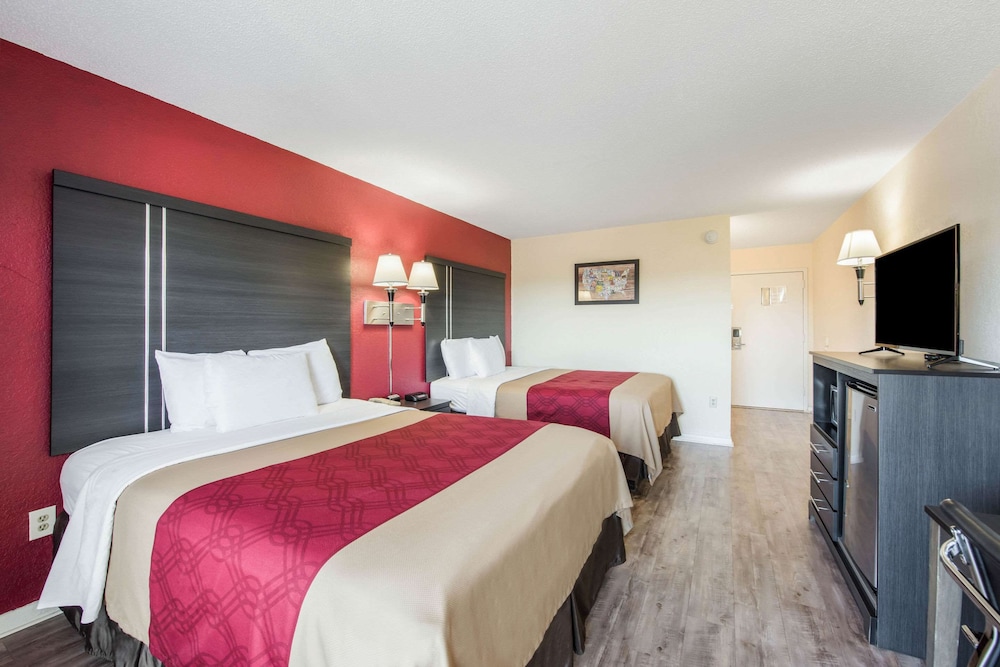 Standard Room, 2 Queen Beds, Non Smoking photo 1