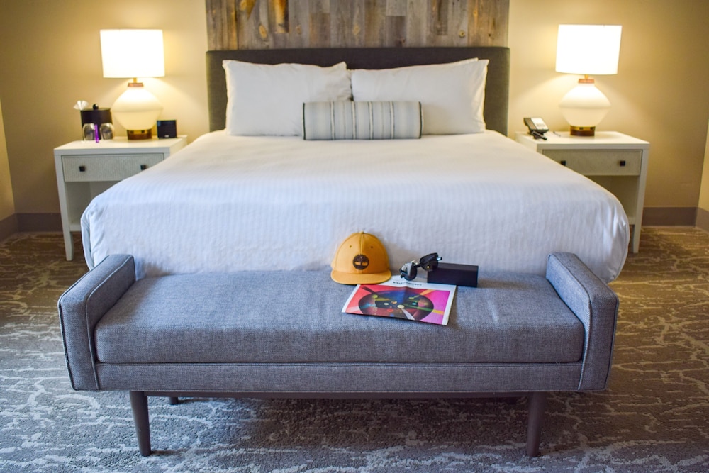 Signature Room, 1 King Bed - Photo 6