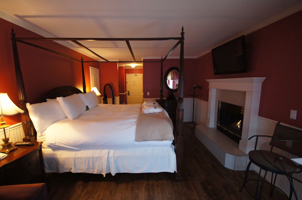 Romantic Room, 1 King Bed, Fireplace, Mountain View - Photo 6