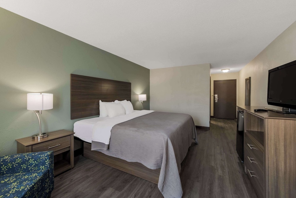 Standard Room, 1 King Bed, Non Smoking - Photo 1