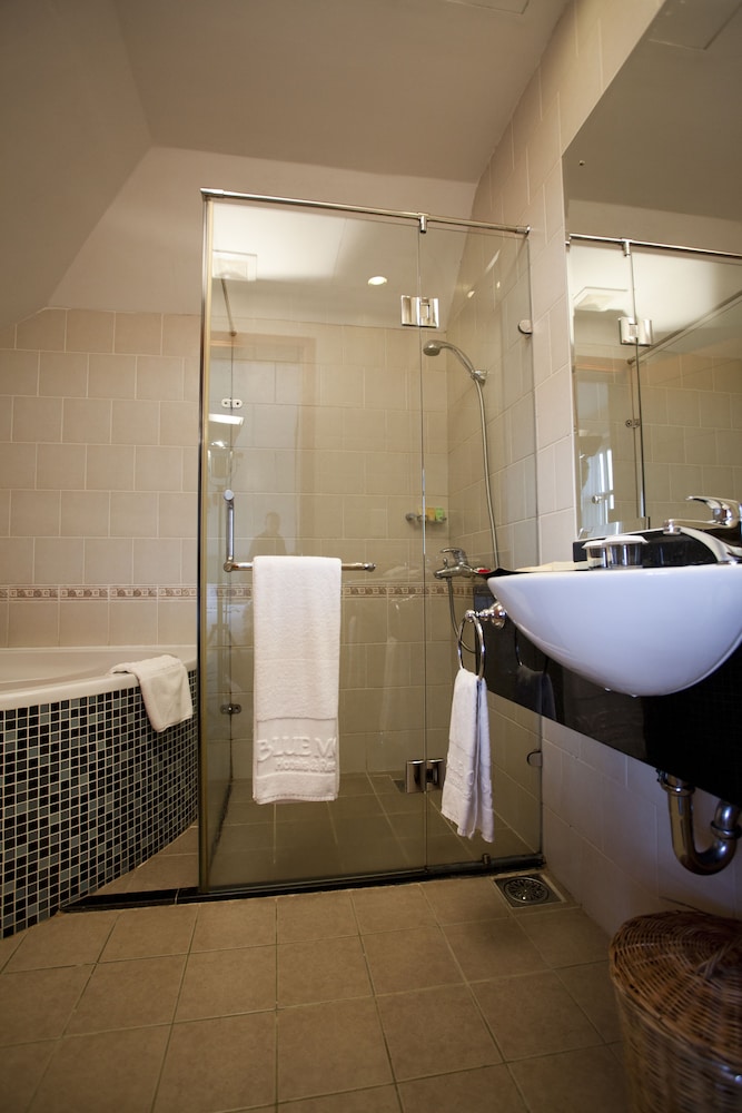 Deluxe Double Room - Photo 11