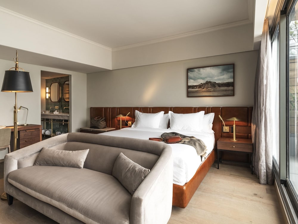 Deluxe Suite, 1 King Bed, Balcony, Sea View - Photo 3
