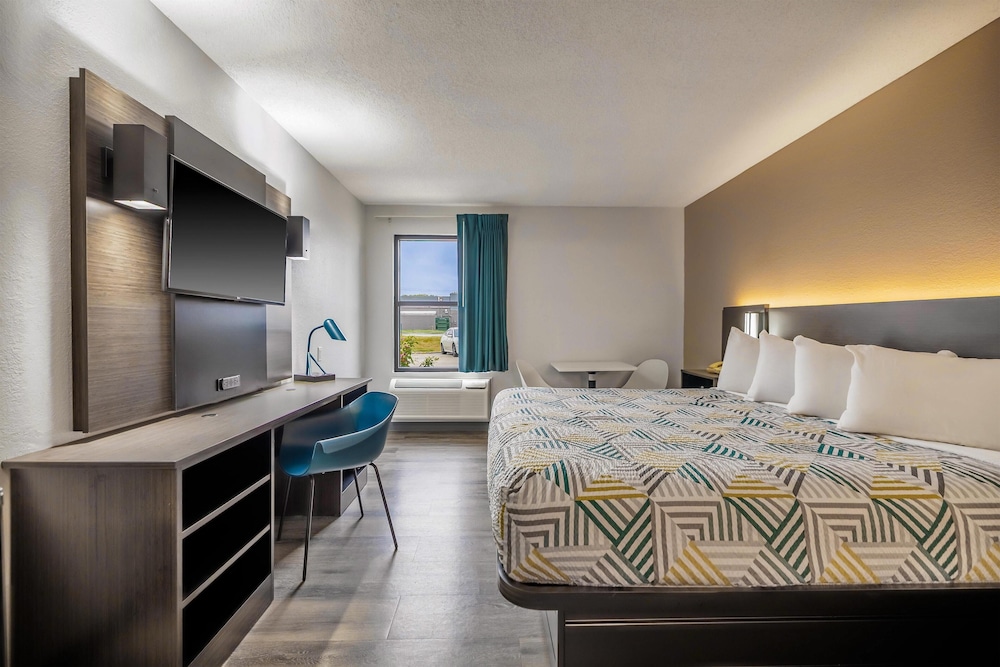 Deluxe Room, 1 King Bed, Non Smoking - Photo 3