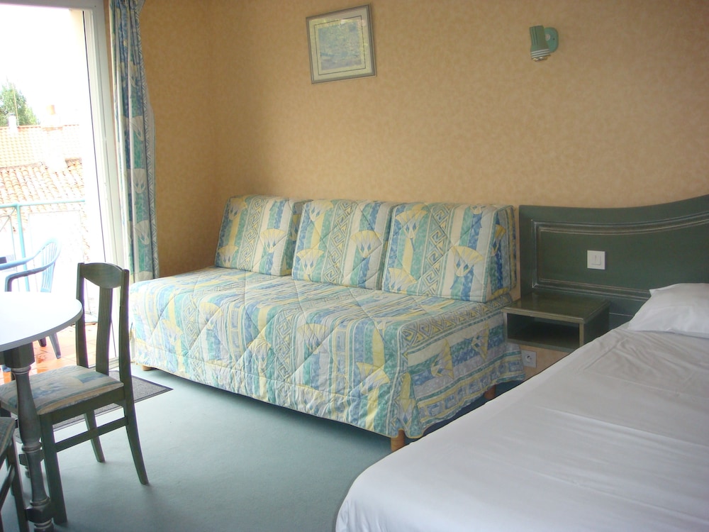 Comfort Room, Refrigerator & Microwave photo 3