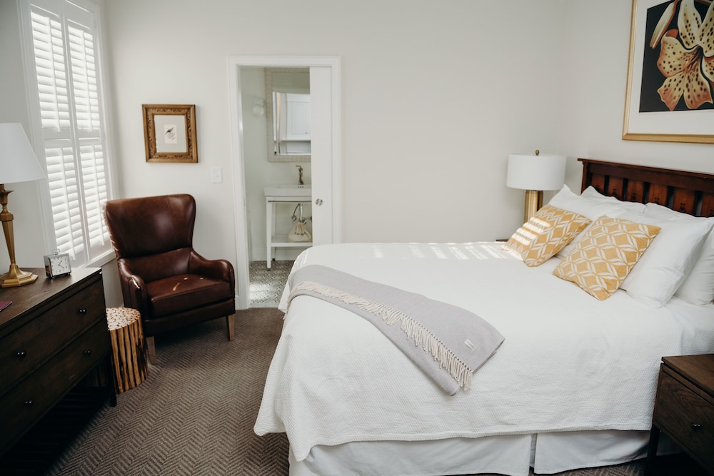Standard Single Room, 1 Queen Bed, Non Smoking photo 1
