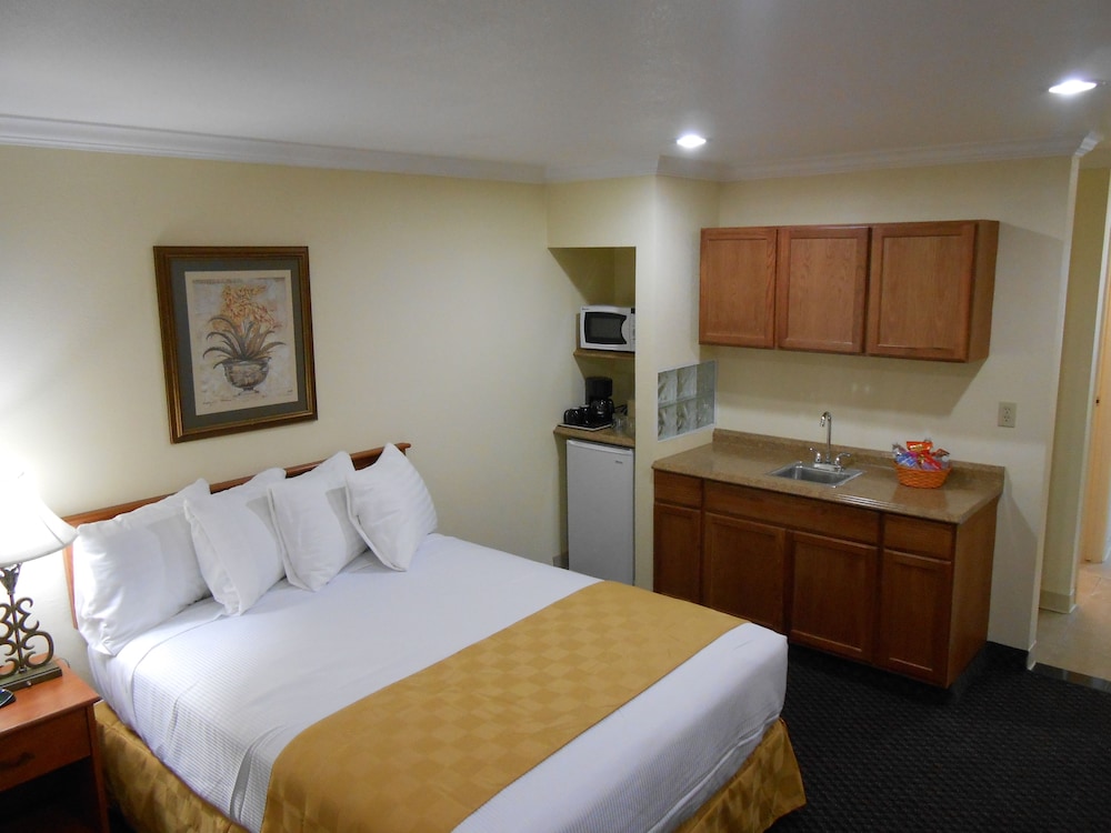 Superior Room, 2 Queen Beds, Microwave photo 1