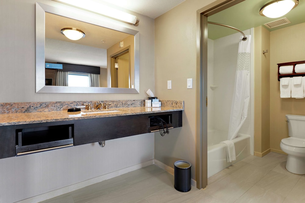Studio, 2 Queen Beds, Refrigerator & Microwave (Wetbar) photo 3