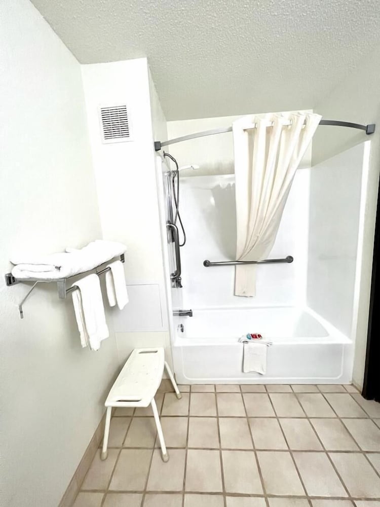 Room, 1 King Bed, Accessible, Non Smoking - Photo 3