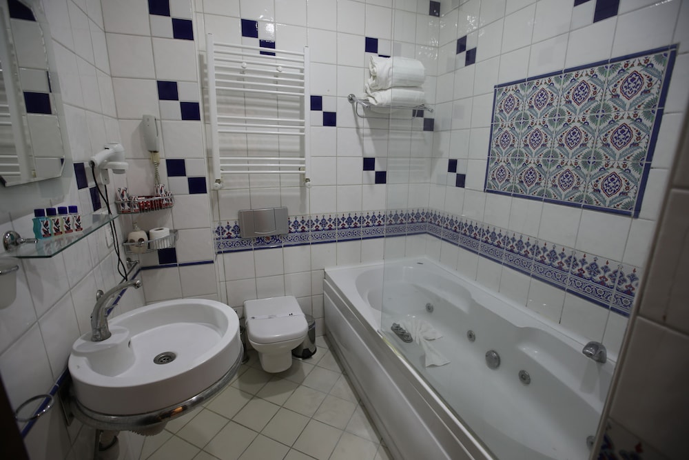 Deluxe Suite, 1 King Bed, Balcony, Valley View photo 2