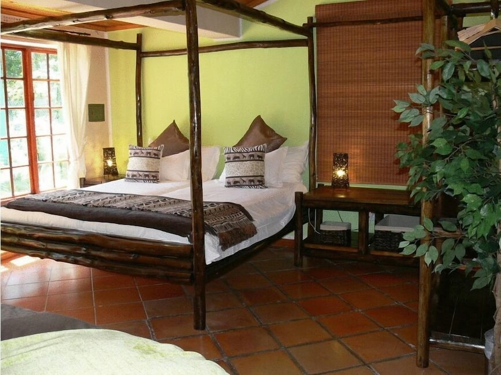 Deluxe Suite, Multiple Beds, Fireplace, Garden View photo 2
