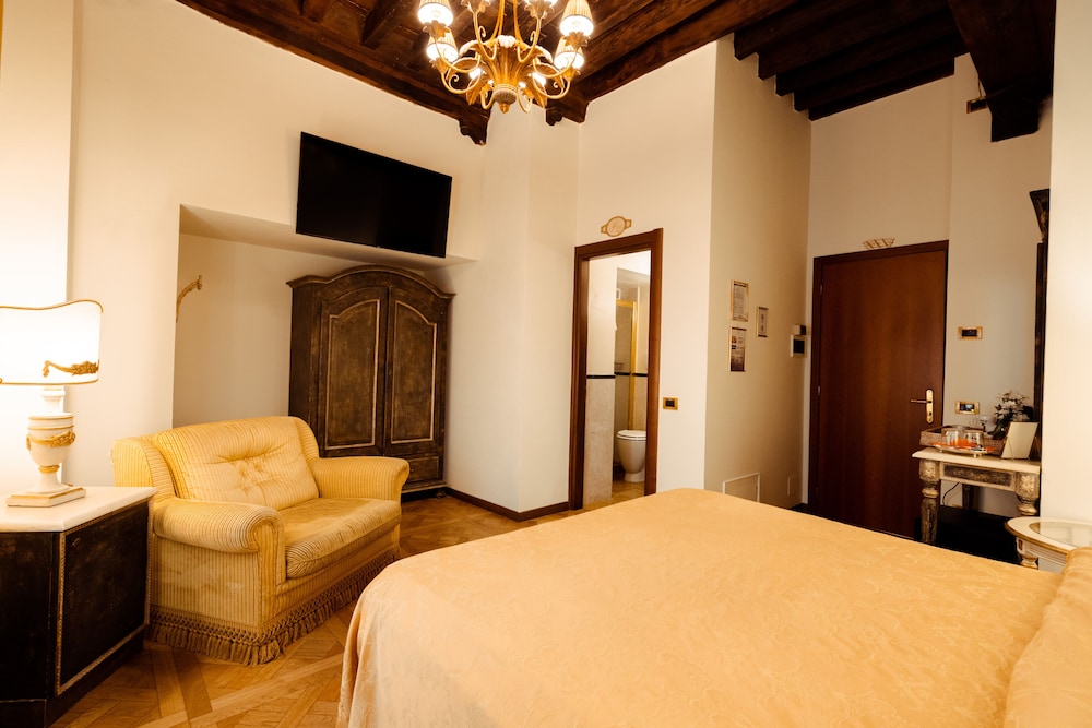Standard Double Room - Photo 13
