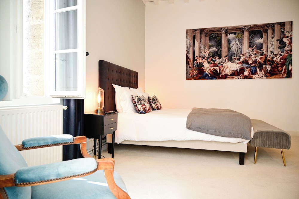 Deluxe Double Room, 1 Queen Bed, Non Smoking, Courtyard View - Photo 4