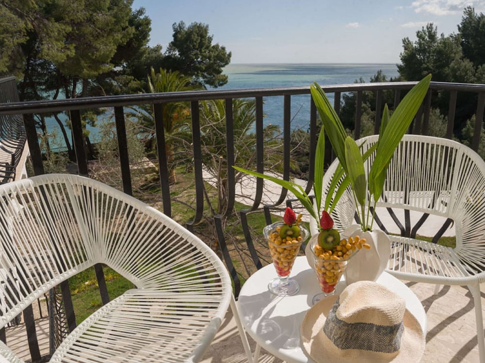 Comfort Room, 1 King Bed, Balcony