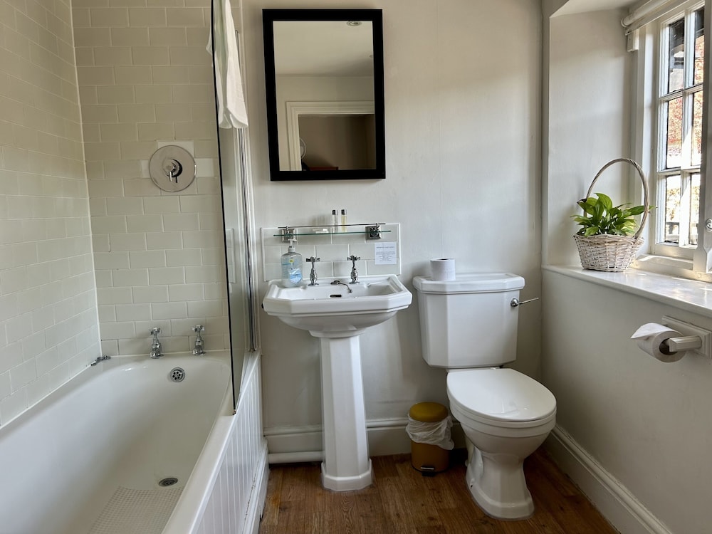 Standard Twin Room, Ensuite photo 3