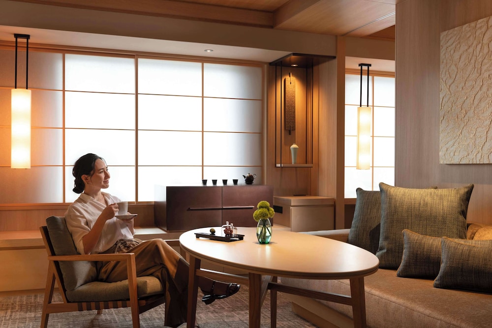 KING DELUXE SUITE NON SMOKING