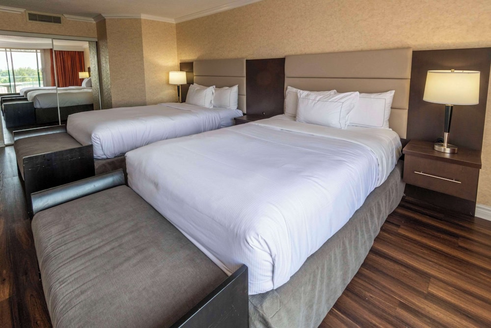 Standard Room, 2 Double Beds, Non Smoking - Photo 10