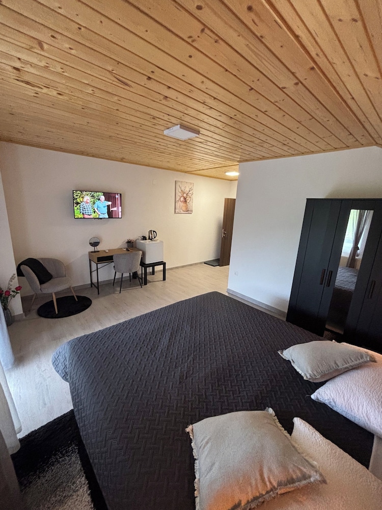 Deluxe Double room with King size bed, Garden View (4)