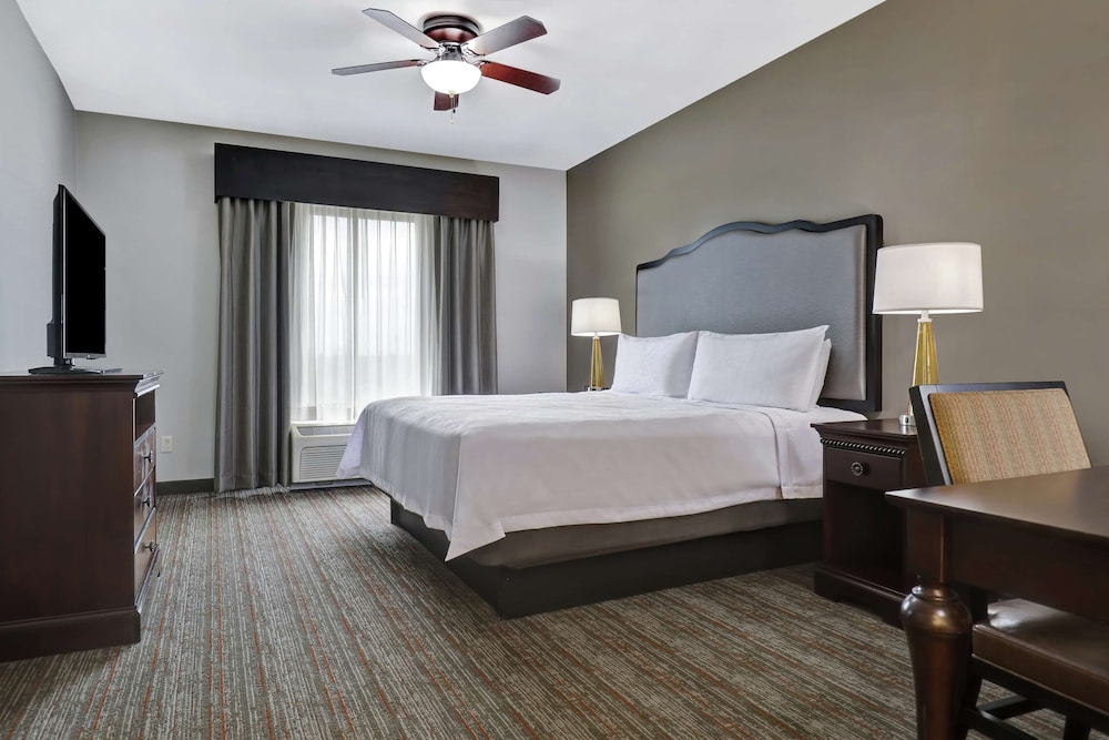 Suite, 1 King Bed, Accessible, Non Smoking (Mobility & Hearing, Roll-in Shower) - Photo 2