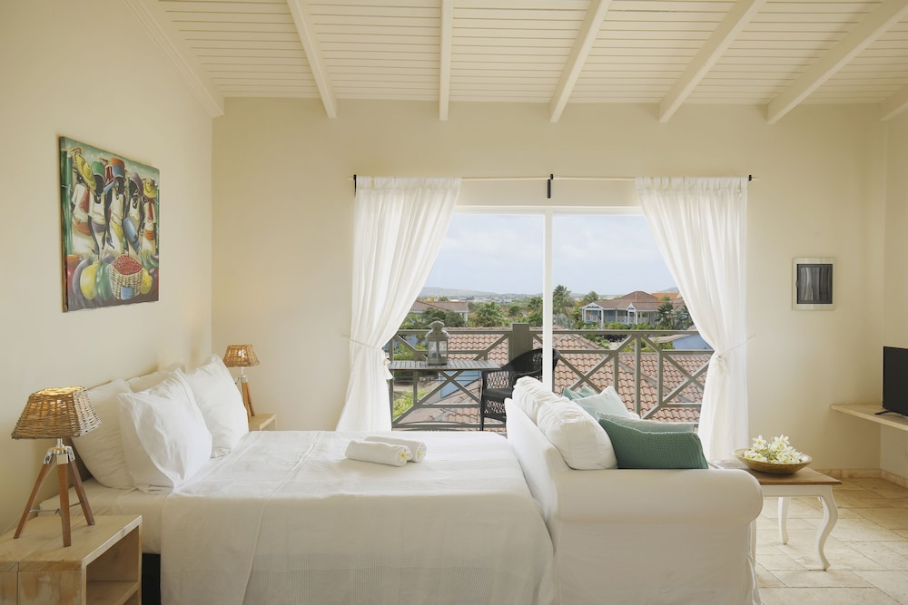 Comfort Studio, 1 Queen Bed, Lagoon View, Courtyard Area photo 1