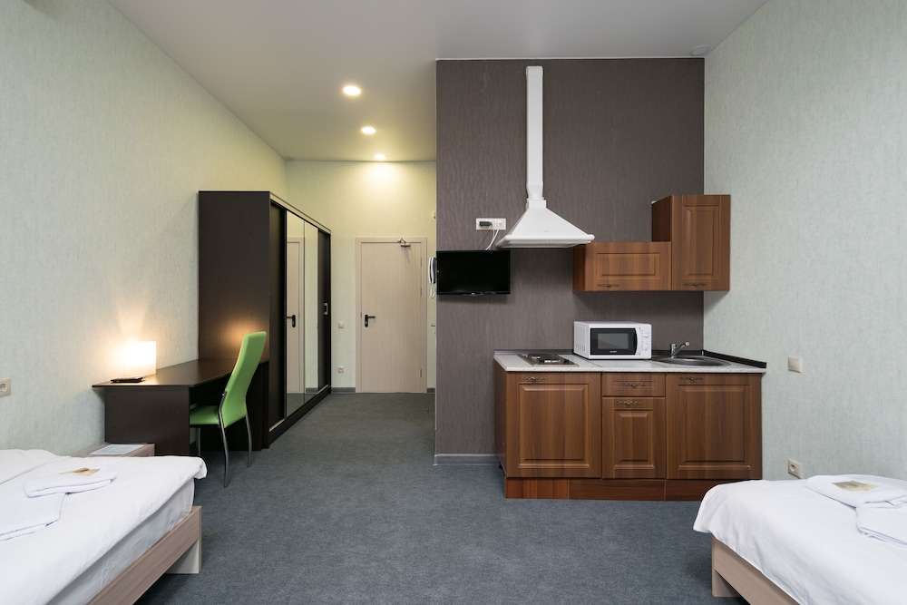Family Room, Multiple Beds, Kitchen