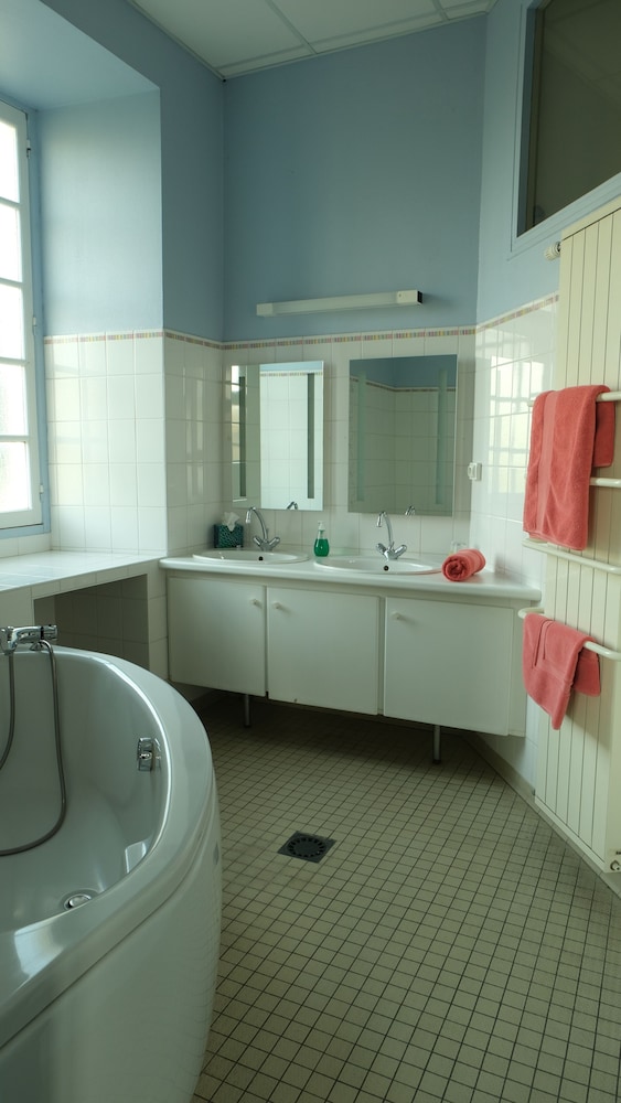 Economy Double Room, 1 Double Bed, Bathtub (Chambre 15 - Économique) photo 2