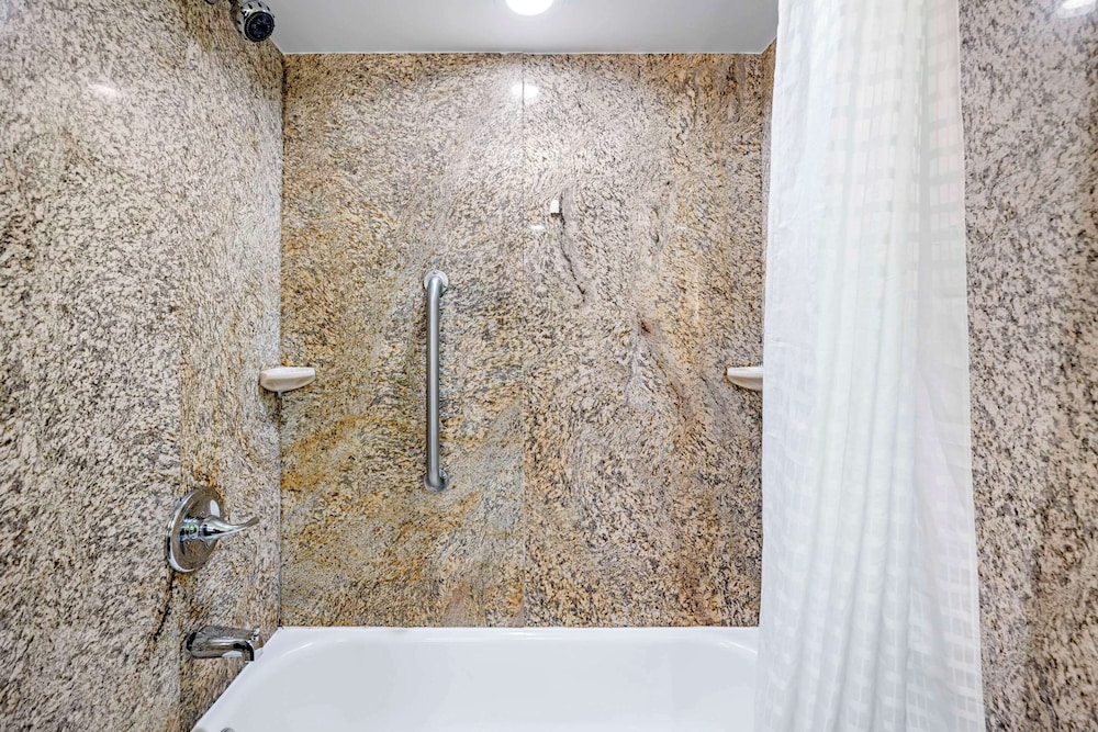 Room, 1 King Bed, Non Smoking (2 person whirlpool in bathroom) - Photo 6