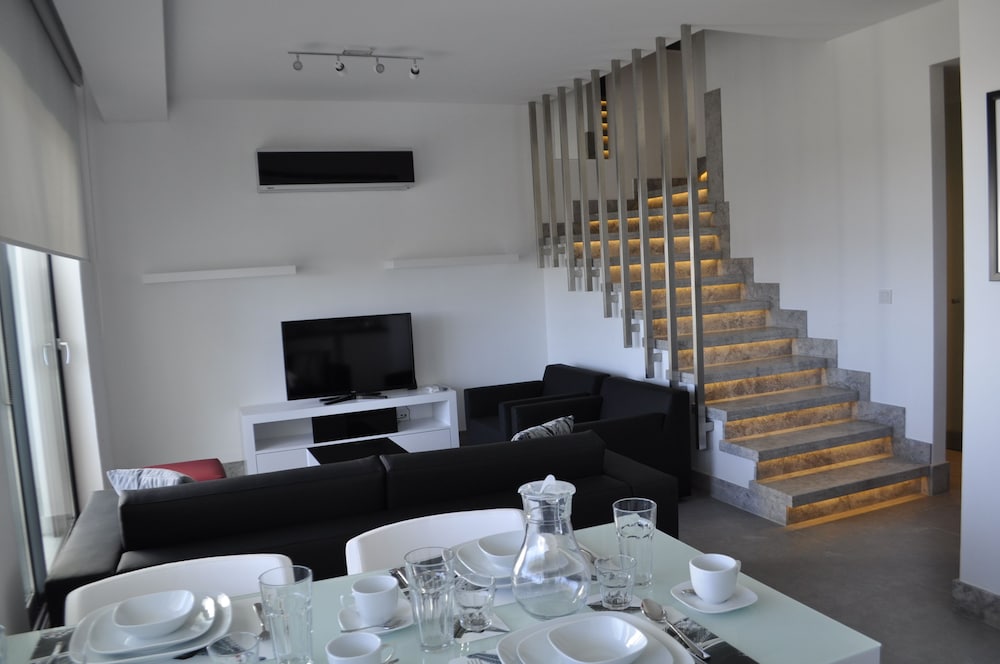 Family Room, 2 Bedrooms, Pool View