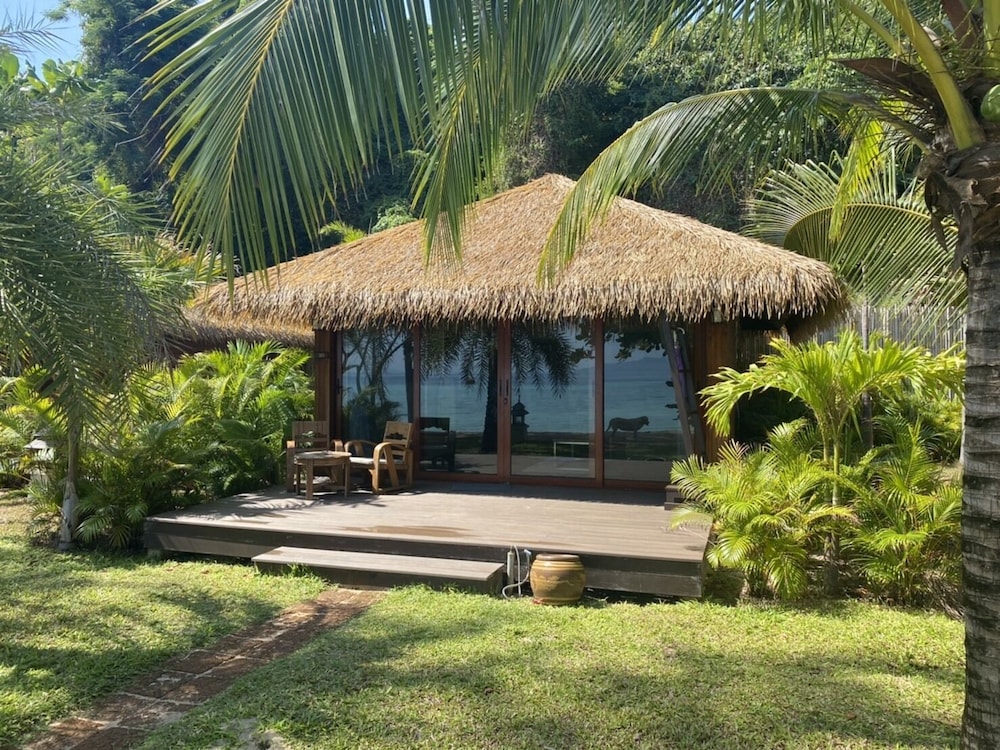 Luxury Beachfront Villa - Photo 14