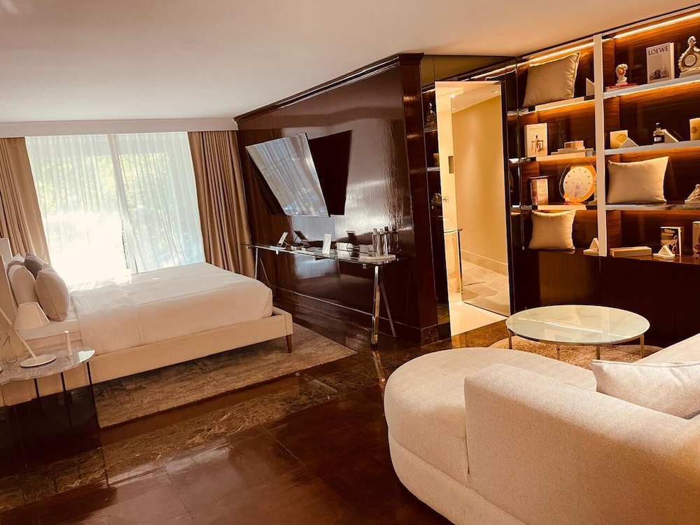 Suite, 1 King Bed - Photo 1