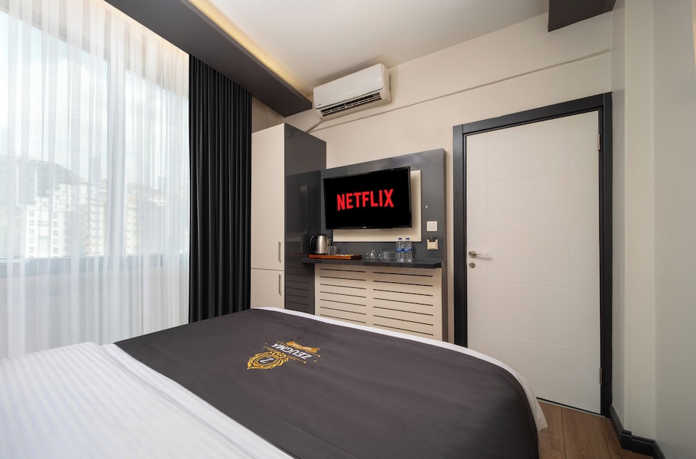 Economy Room, 1 Queen Bed photo 3