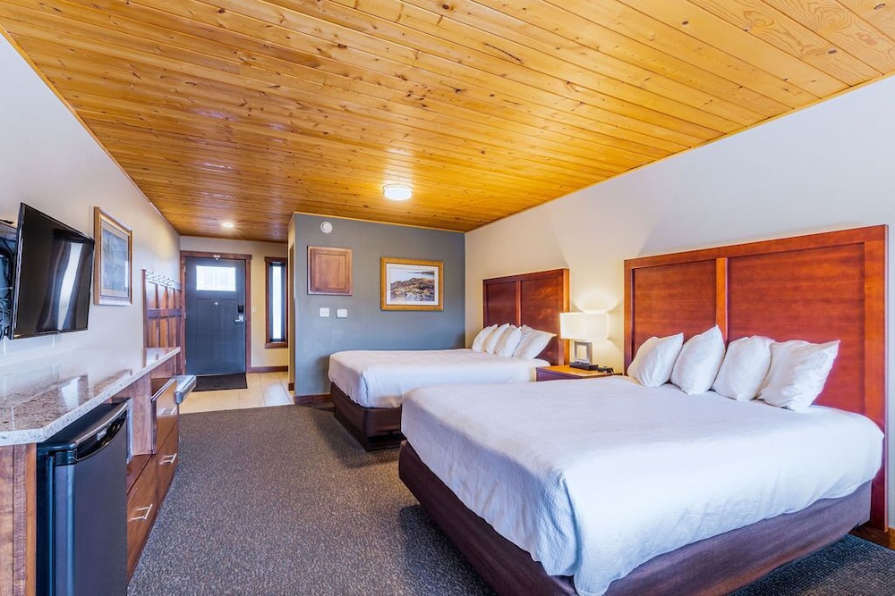 Deluxe Studio, 2 Queen Beds, Fireplace, Mountain View photo 2