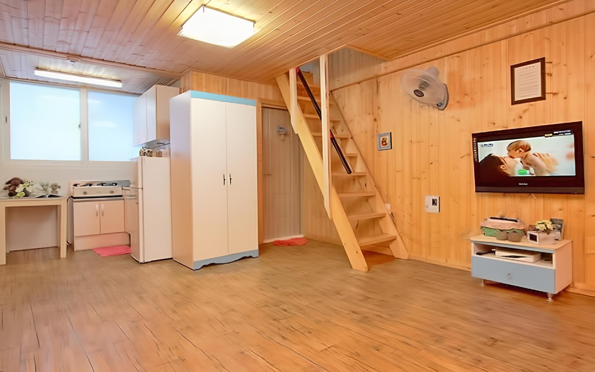 Room (Blue Firefly) photo 2