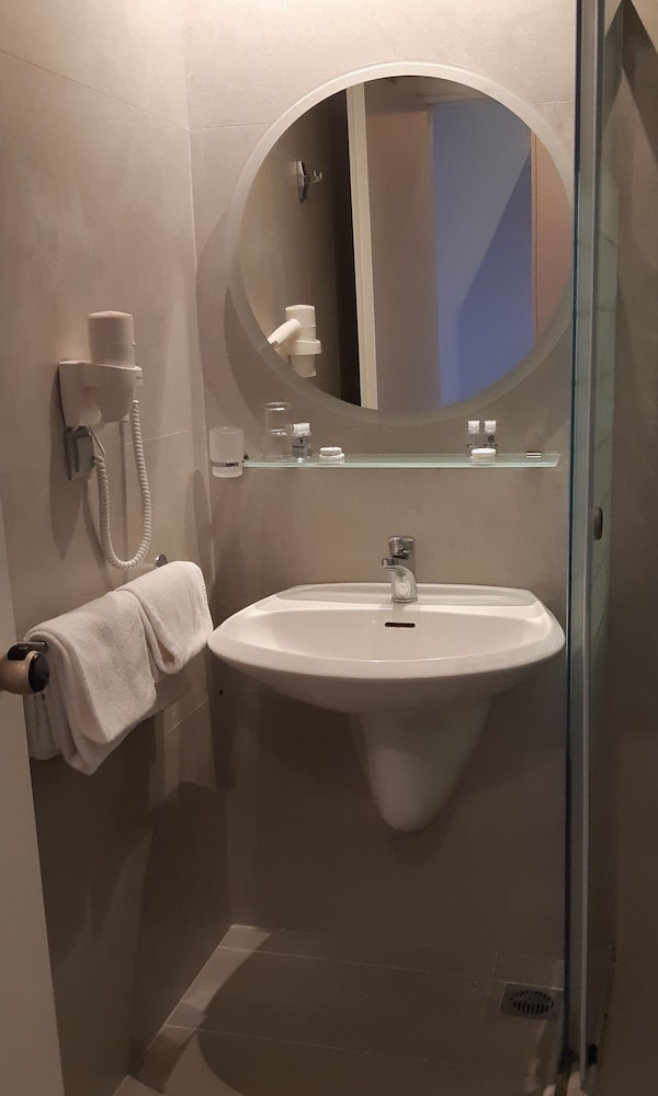 Standard Double Room - Photo 2