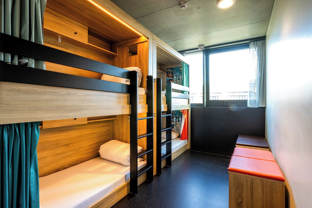 Bed in dormitory of 4 men with private bathroom photo 2