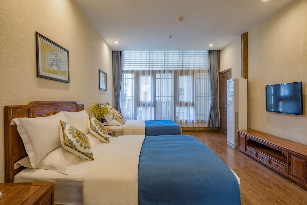 Family Room - Photo 2