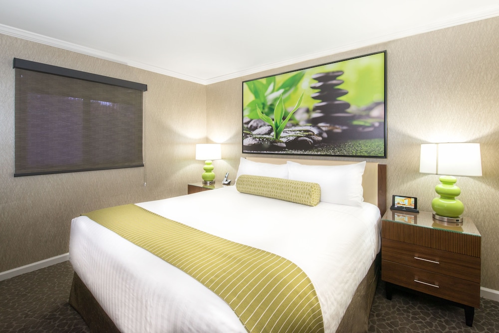 Suite, 1 King Bed - Photo 2