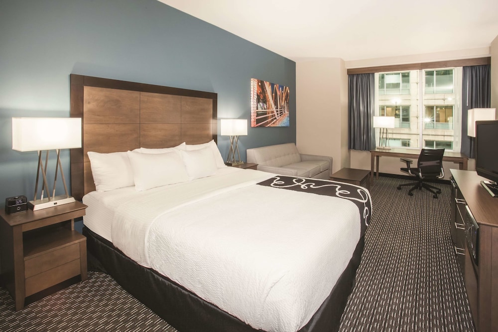 Junior Suite, 1 King Bed with Sofa bed, Non Smoking - Photo 1
