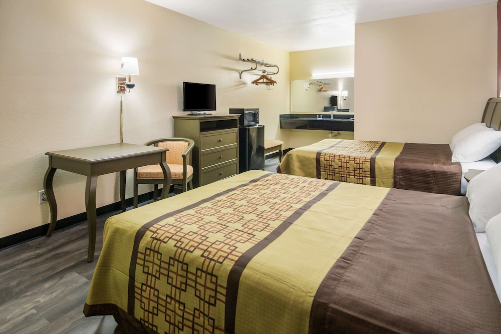 Standard Room, 2 Queen Beds, Non Smoking photo 2