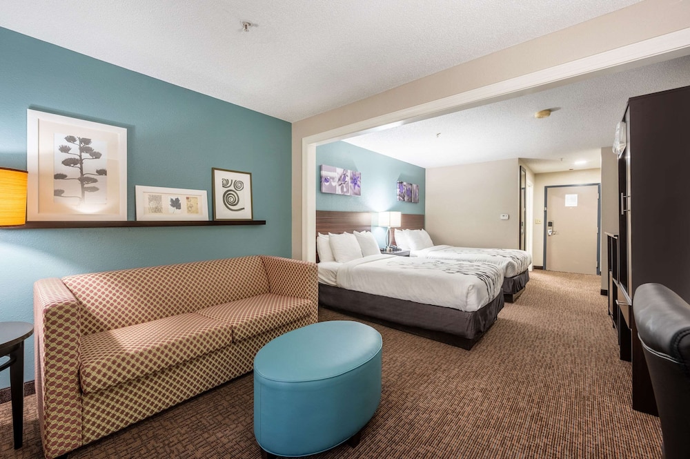 Suite, Multiple Beds, Non Smoking - Photo 9