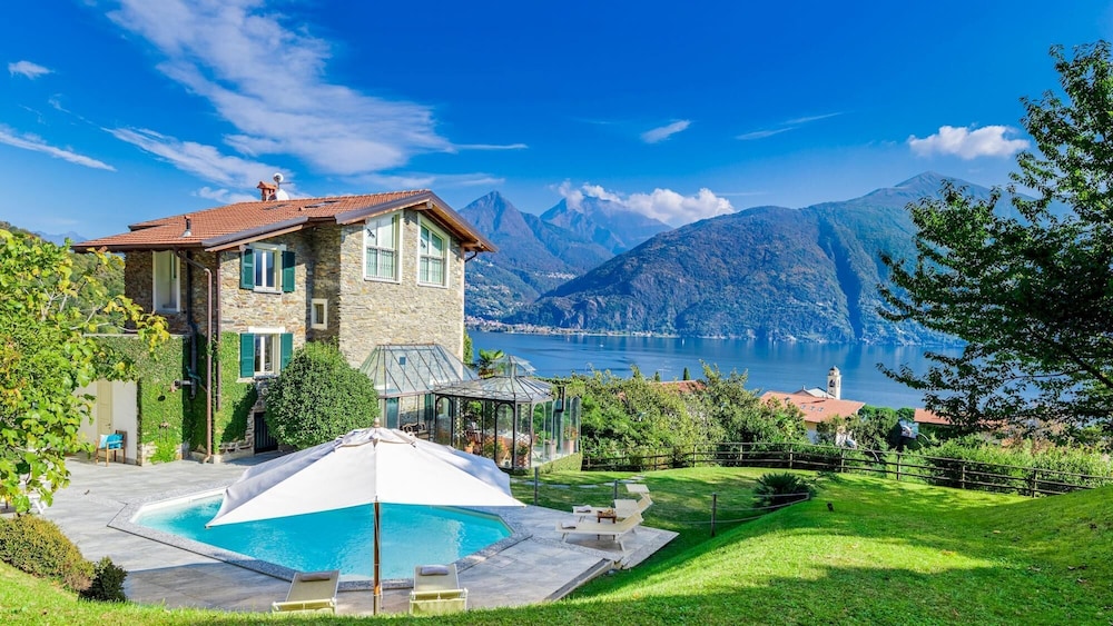 Villa photo 2