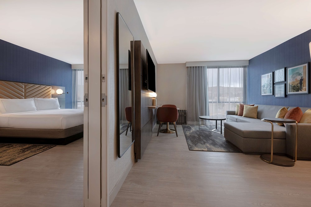Suite, 1 King Bed - Photo 4