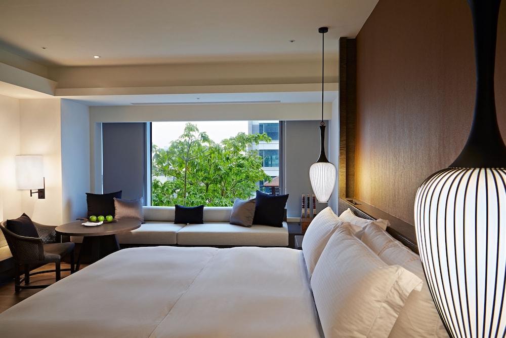 Deluxe Room, 1 King Bed, 1 Pax photo 1