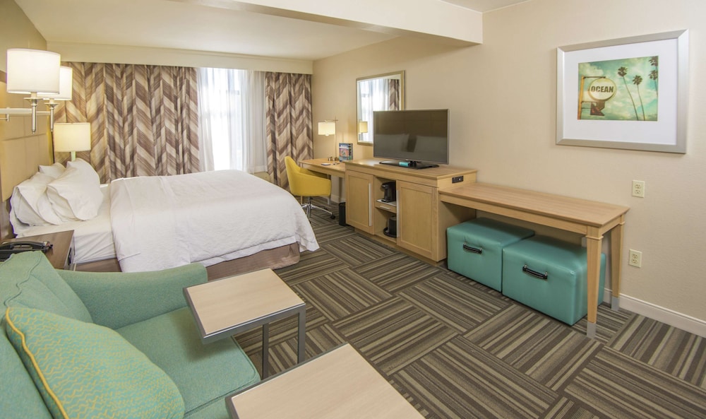 Room, 1 King Bed, Refrigerator & Microwave - Photo 2