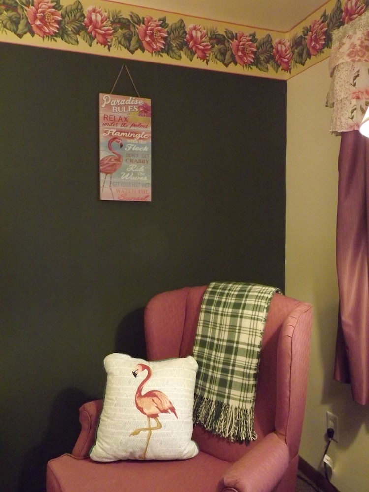 1 Queen Bed, Hill View, Ground Floor photo 2