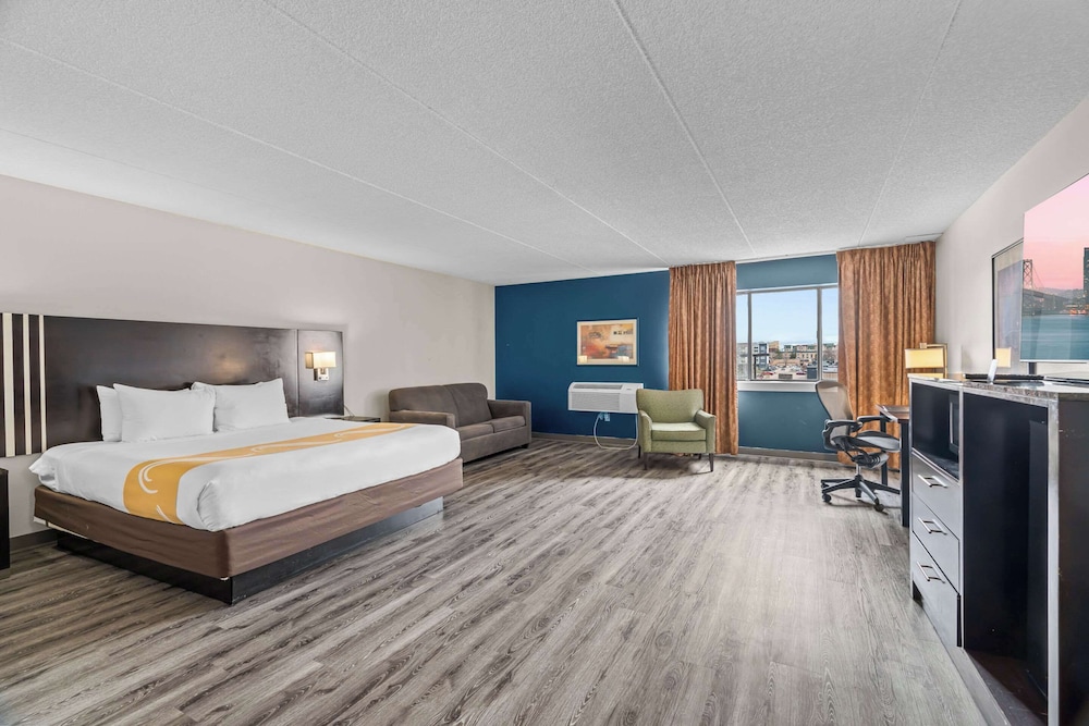 Executive Suite, 1 King Bed, Non Smoking photo 1