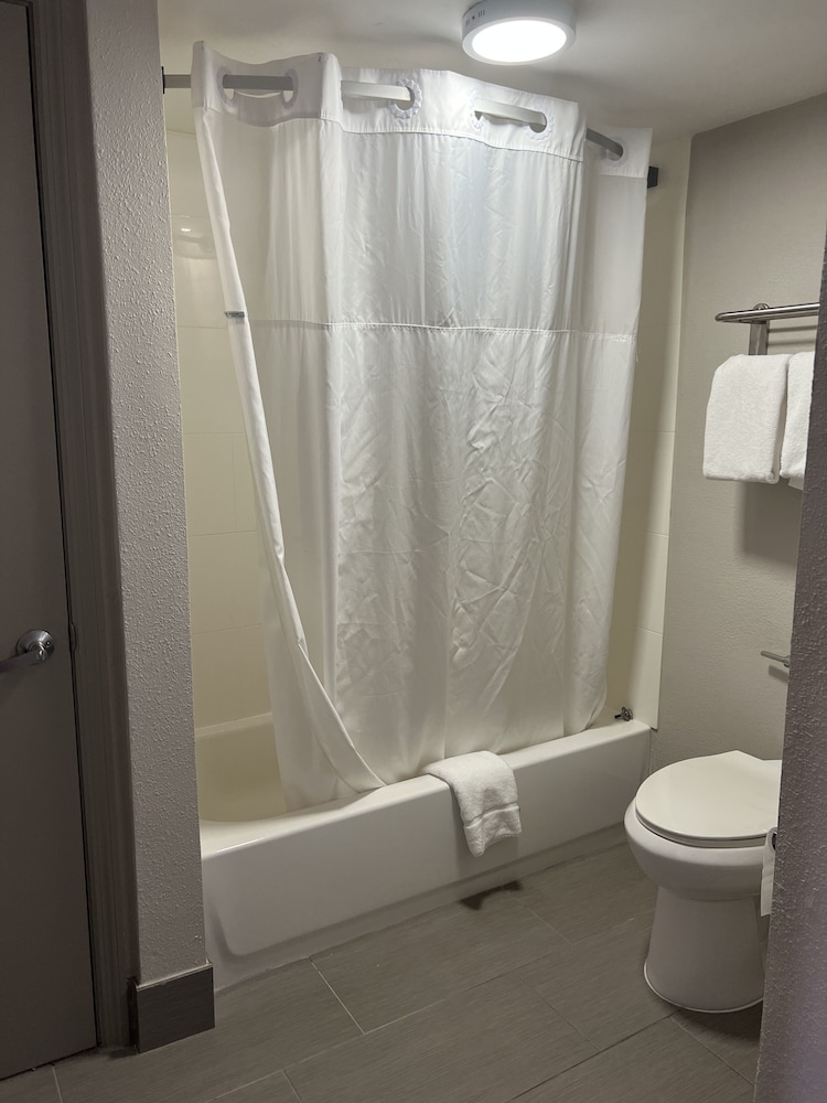 Standard Room, 2 Queen Beds - Photo 9